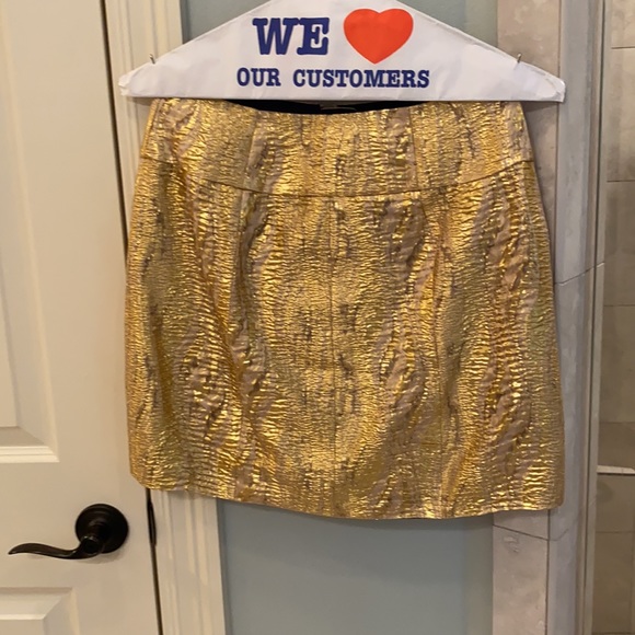 Short, gold, lined skirt. - Picture 4 of 5